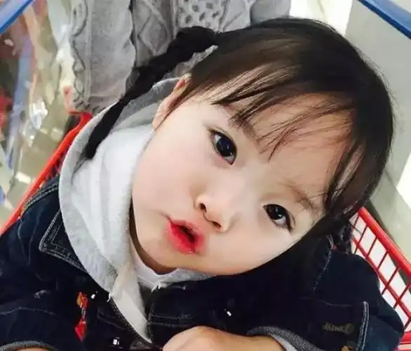 这个韩国萌娃凭颜值爆红图