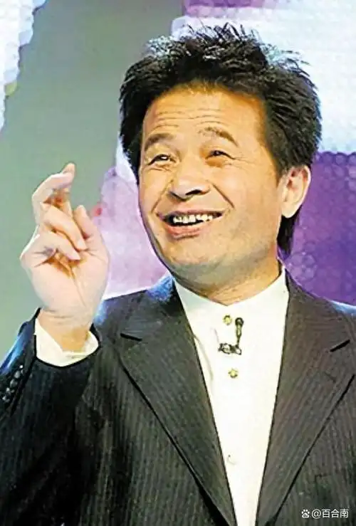 64岁毕福剑陋居农村,戴草帽锄地,吃力修三轮,现状太凄凉