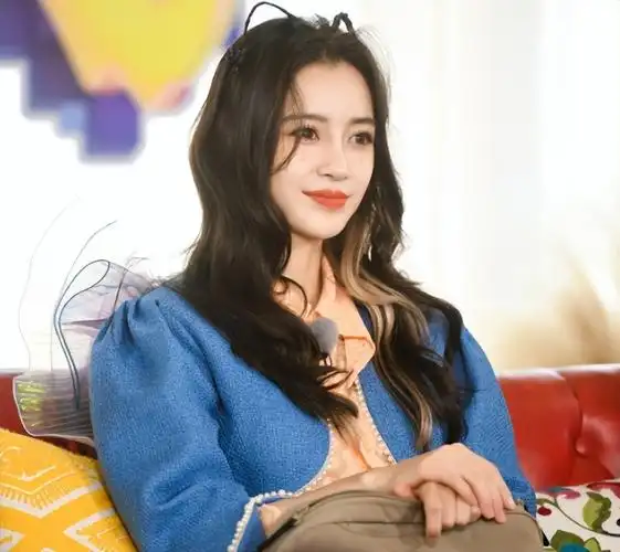 杨颖现身迪拜红毯,状态颜值依旧在线,向粉丝表达春节问候_腾讯新闻