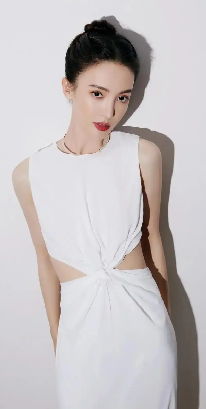 金晨白色露背礼服穿搭,显得优雅漂亮