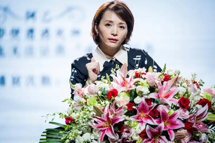 朗读者:董卿.给生命以敬畏,给文学以礼遇