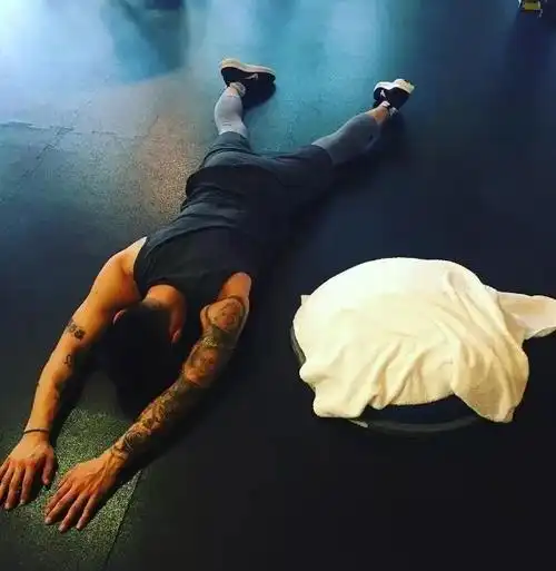 余文乐迎娶170白富美,靠的就是这身霸气侧漏的肌肉!