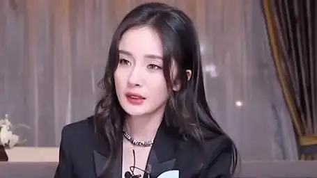 杨幂采访被赞敬业,但粉丝过度安利引争议