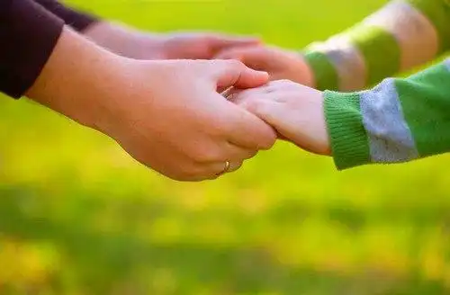 手牵手幸福唯美情侣图_最浪漫的约定