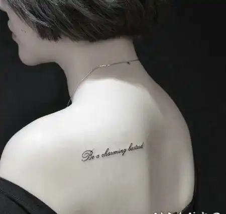 女生后背简单有个性的潮流英文纹身图案