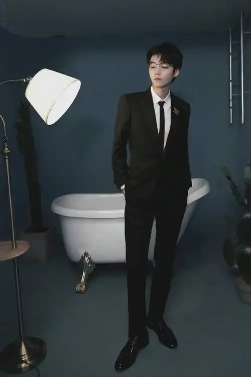 王俊凯超话回看两年今日,依旧是被戴着金丝眼镜穿着修身黑西装的凯皇