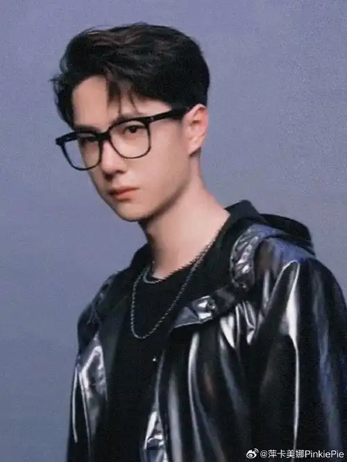 王一博超话戴眼镜的博博你就看吧,一看一个不吱声,帅到不想吱声#王