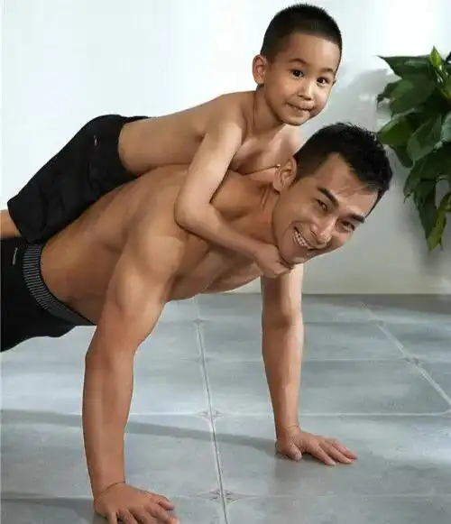 47岁赵文卓,肌肉线条依旧明显,锻炼身体没有年龄界限