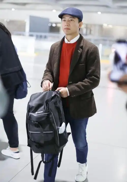 黄轩休闲装走机场素颜略显疲惫造型好像50岁老头