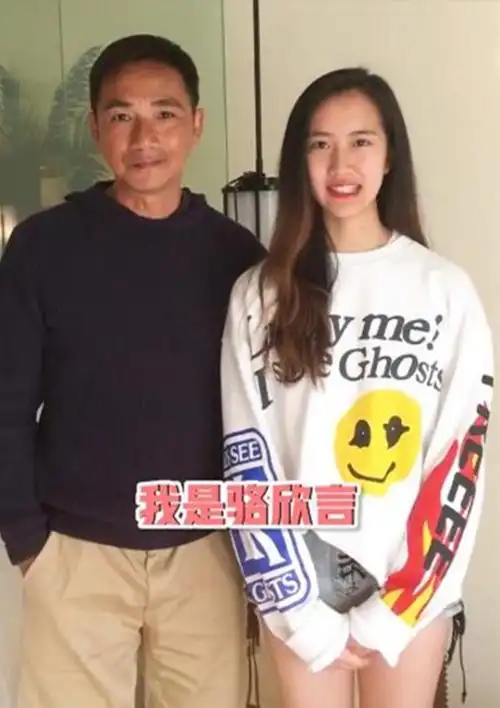 tvb御用反派骆达华携19岁女儿直播大长腿抢镜