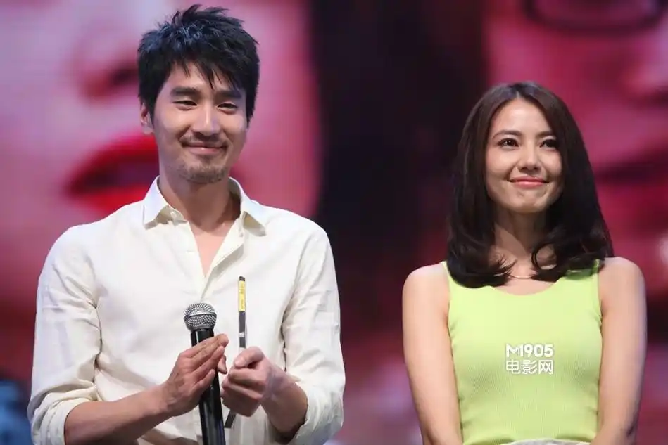 赵又廷告白高圆圆感动落泪 两人牵手对望晒恩爱