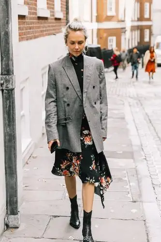 外套搭配:风衣 裙子,西装 裙子,2021春天流行外套这么穿!