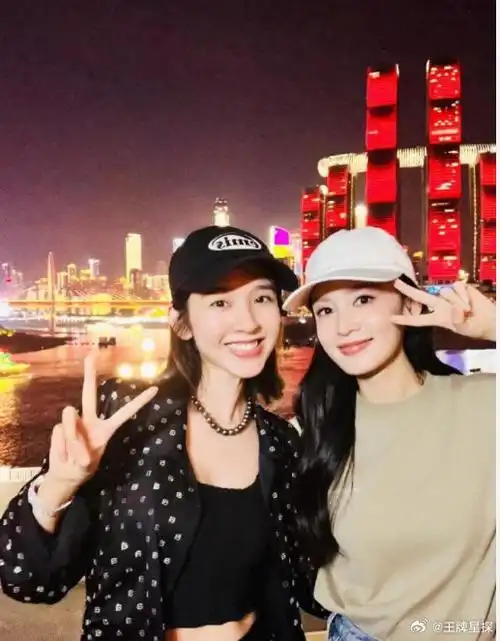 李沁是唐艺昕的伴娘