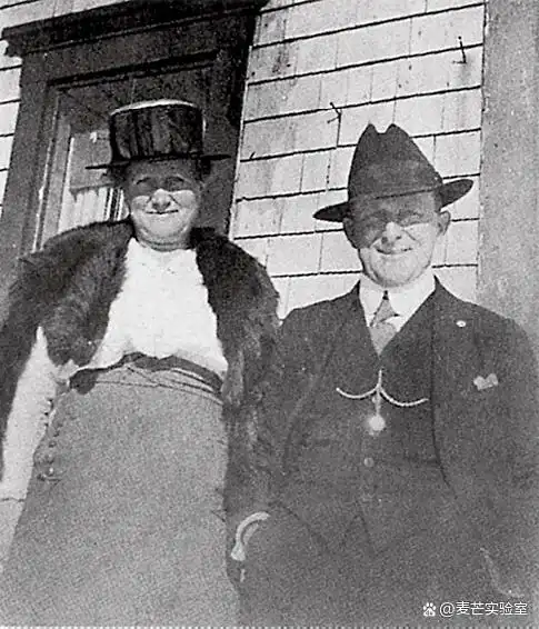 她叫莫娣·刘易斯,她的画作曾拍出45000美元的高价