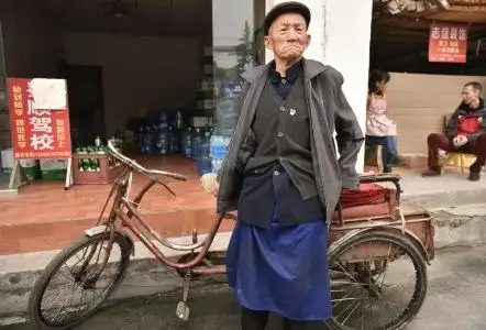 八旬老大爷七年来舍不得吃穿为环卫工送零食(图)