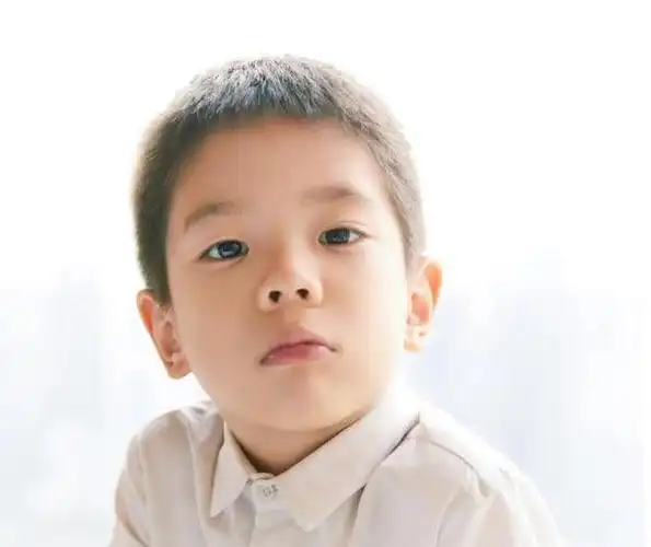 正文       最后,杜江还将嗯哼的新发型po了出来,嗯哼顶着寸头,身穿