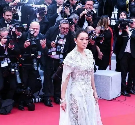 1993年,巩俐在电影《霸王别姬》中扮演了菊仙一角,并荣获第46届戛纳