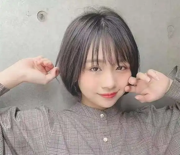 2,空气刘海圆脸型女生最好采用不等式的发型,因为这样会让脸型产生