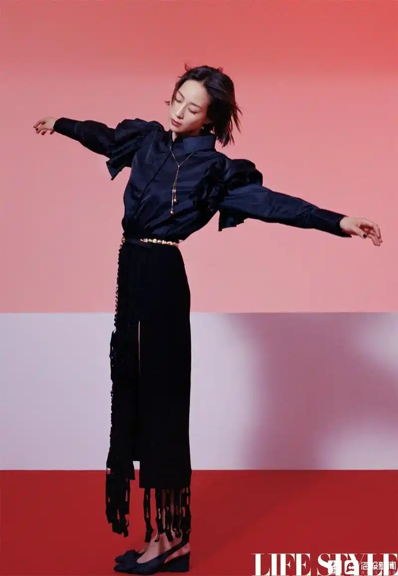 张钧甯风情封面大片上线 优雅沉静展现雅酷时尚