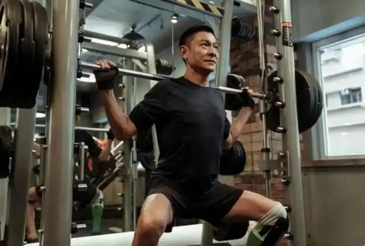 刘德华平时经常锻炼,他身材精瘦完全没有老年发福的趋势,四肢的肌肉