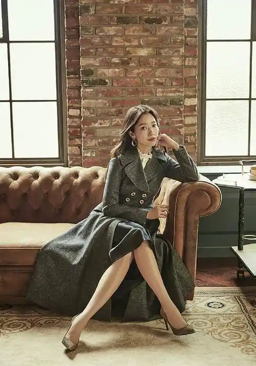 朴信惠瘦了更有辨识度,穿简约黑西装也吸睛有魅力,美得叫人心动_气质