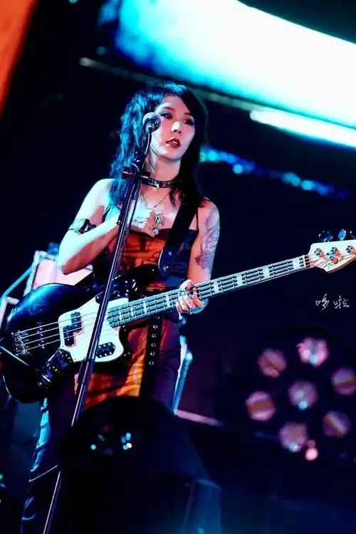 新裤子乐队现场激情四溢!