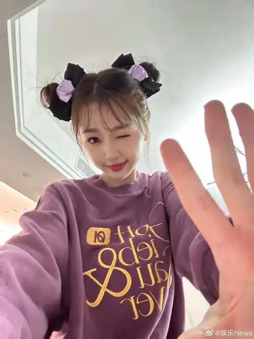 虞书欣蝴蝶结丸子头造型