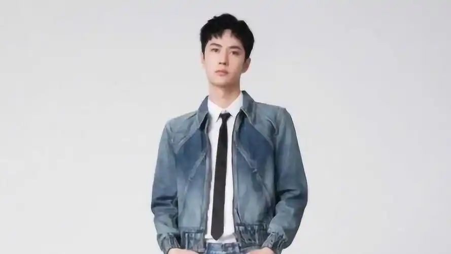 王一博最新写真曝光 利落短发搭无框眼镜又纯又欲