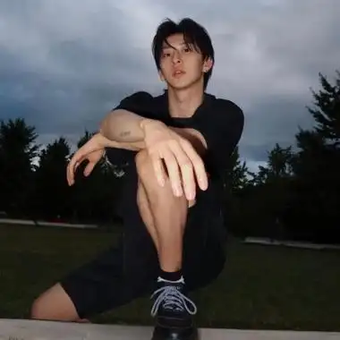 高清成熟帅气高级的头像男生图片