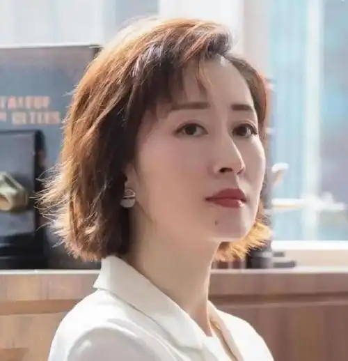 过了40岁的女人:留"过耳"短发更时尚,知性大方又不失女人味插图7