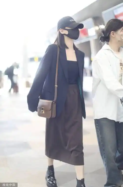 李一桐现身长沙黄花机场与粉丝打招呼笑眼盈盈