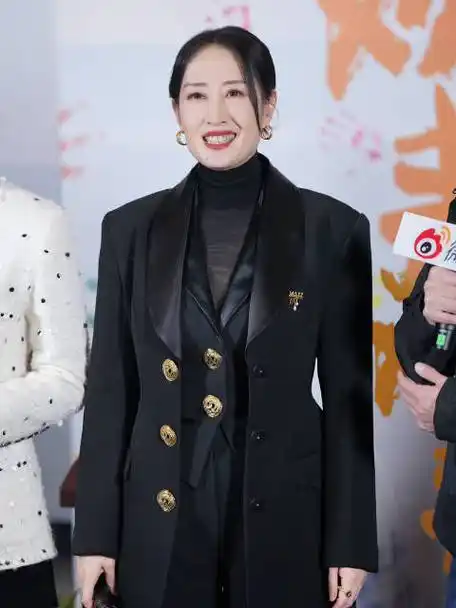 刘敏涛带领主创用外语问好气场全开