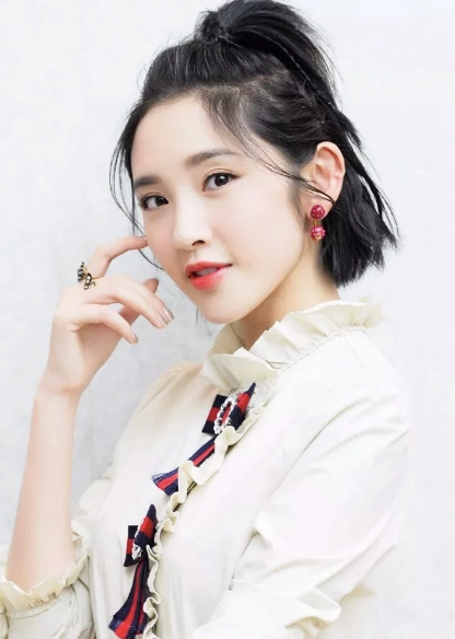 原创短发新娘唐艺昕美出新高度,甜过初恋真不过分!