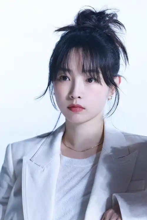 白百何超话今晚19:30,#骄阳伴我今日收官#一组简冰花絮照新鲜送达