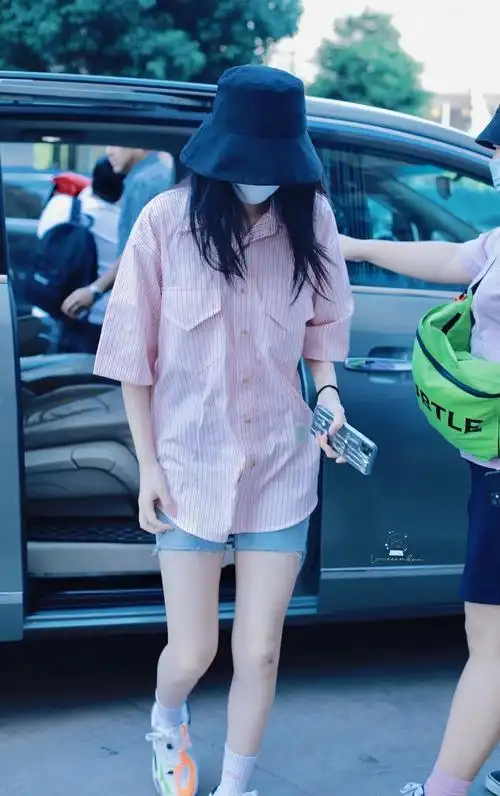 佘诗曼夏季搭配真时髦,条纹衬衫搭配黑色短裤走机场,高级减龄