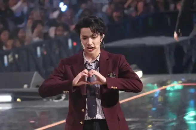 花式比心,刘老师手势舞教学特别认真生图直出#刘耀文胸前纹身贴##刘