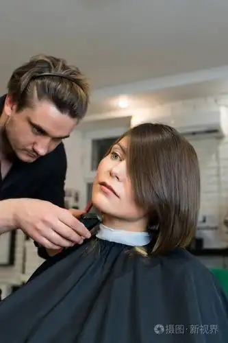 男理发师理发对漂亮的女人