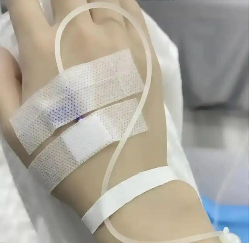 一个人输液静静地看着吊针慢慢滴··一瓶250ml的吊瓶水,一 - 抖音