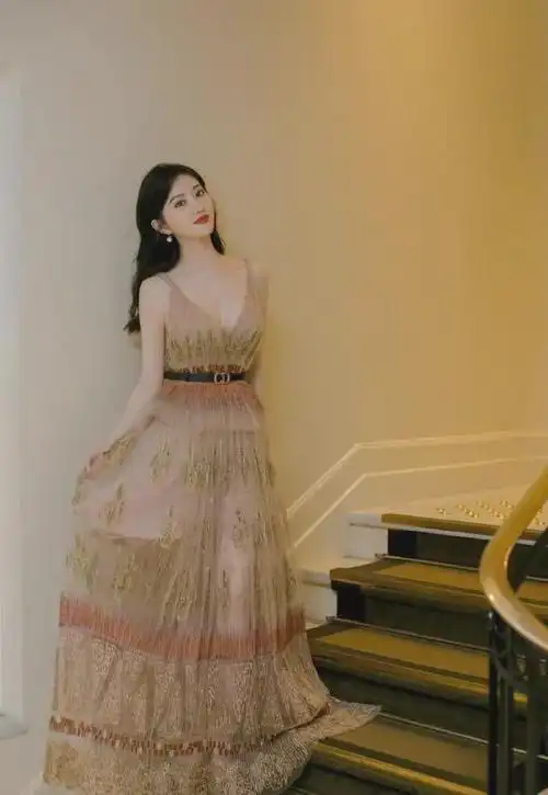 景甜单身后愈发性感了穿深v吊带连衣裙凹造型身材a到爆