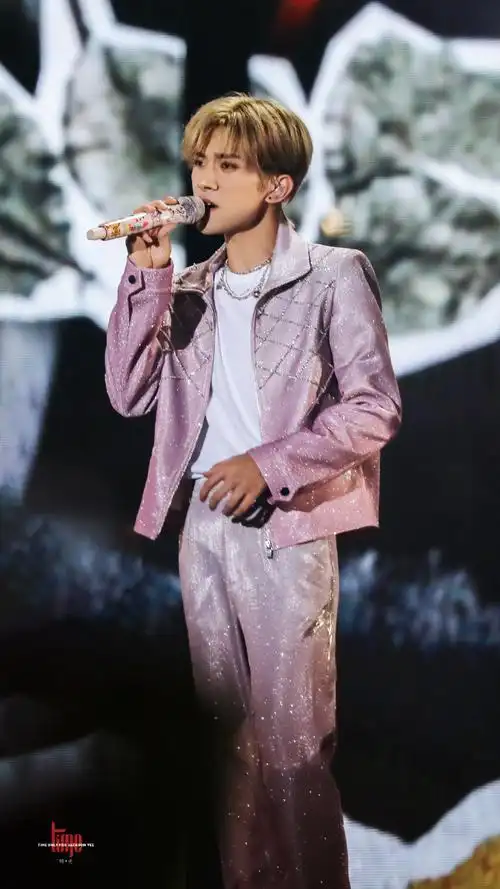 易烊千玺##tfboys十年之约演唱会##易烊千玺眼眶好红