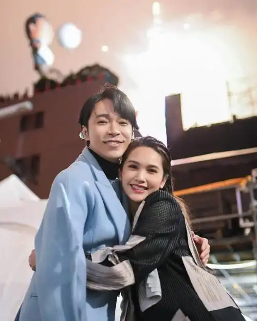 吴青峰晒与杨丞琳合照感怀友情两人默契相视而笑