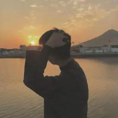 男生沧桑成熟意境头像