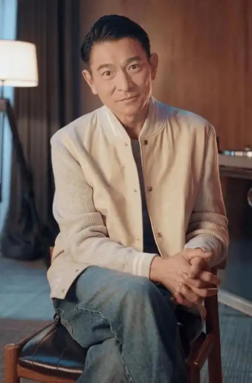 60岁刘德华晒做家务视频,光脚站地上拿拖把干活,房间装修太现代_明星