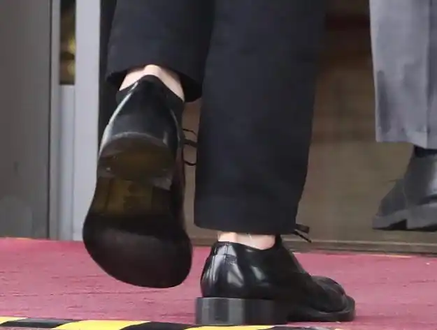 这张图,蔡徐坤的脚白到让人以为是穿白袜09