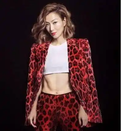 郑秀文身材绝了,穿不对称露肩裙装秀出肱二头肌,令人折服_线条_黑色