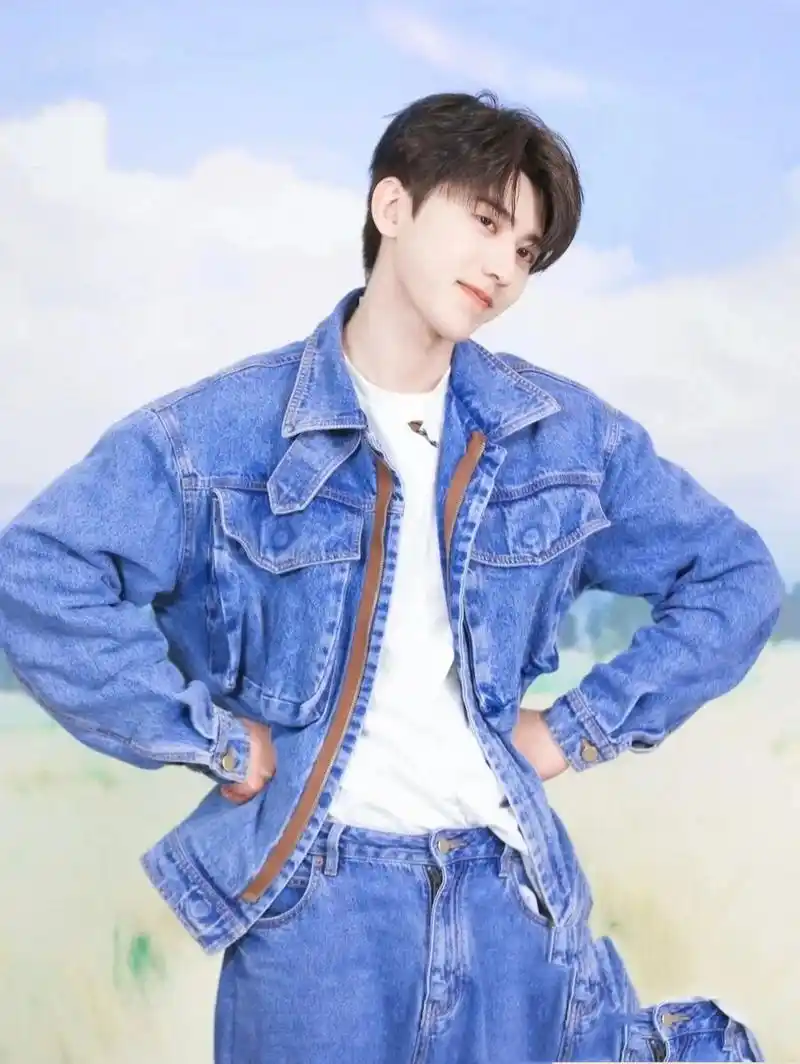 蔡徐坤惊艳到我的图片 蓝玫瑰是初心,红玫瑰是动心,金玫瑰是承诺