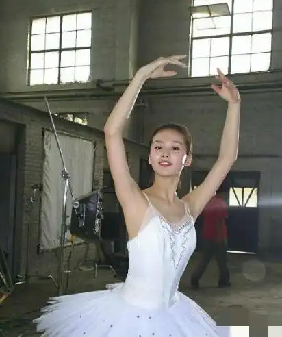 原创刘诗诗昔日舞蹈视频,突显天鹅颈和大长腿,网友夸赞有气质