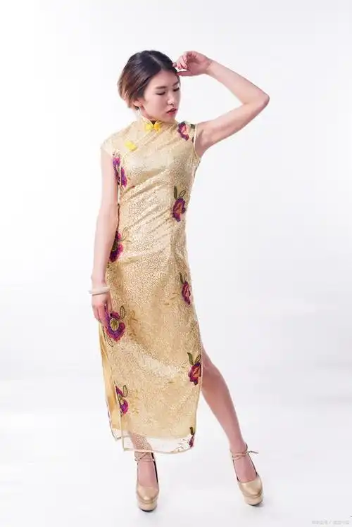 在这个时装秀中,我看到一位姿色妖娆的姑娘穿着旗袍走上t台,却颇具老