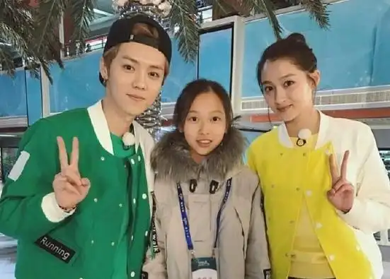 关晓彤自剪短发,疑似和鹿晗已经分手._网友_感情_俩人