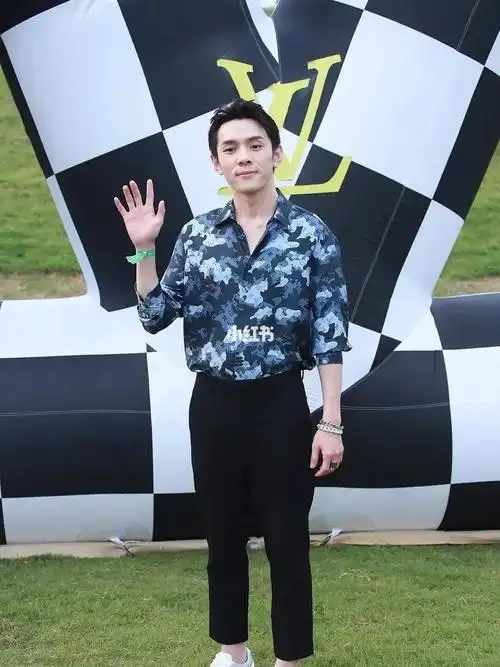 网红李佳琦身高有多高?#李佳琦直播#_娱乐_明星娱乐资讯